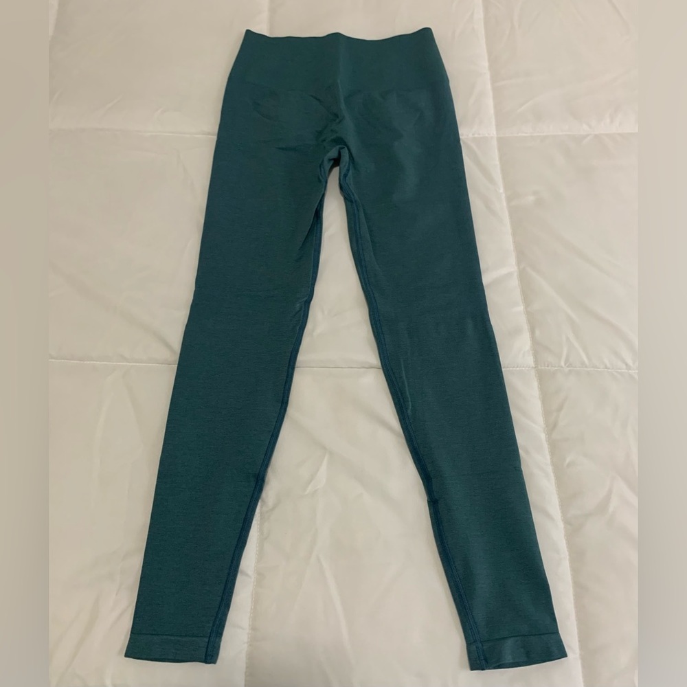 NEW Alphalete Amplify Leggings Size Medium in the colour Ocean
